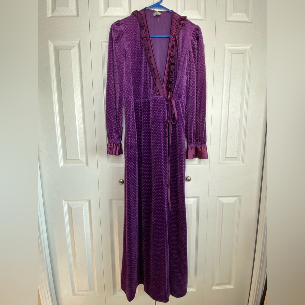 Women's Donna Richard for Gillian & O'Malley Robe Vintage Purple Velour Satin S